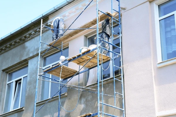 Artisans peintres sur échafaudage ravalement façade